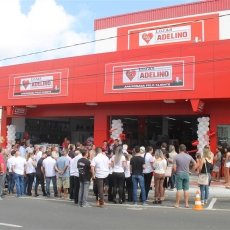 Família Adelino celebra ampliação de loja em novo endereço