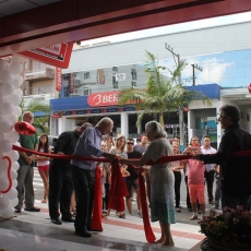 Família Adelino celebra ampliação de loja em novo endereço