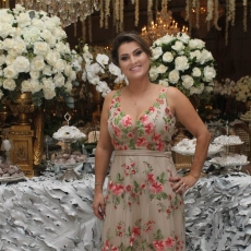 bordados, fendas e muito glamour no casamento de Nadia e  Maikon