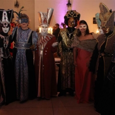 Noite mágica traz baile de máscaras a Nova Veneza