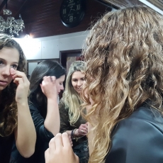 Debutantes aprendem truques de maquiagem