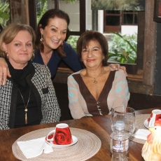 Dores Machado brinda aniversário com Chá das Cinco