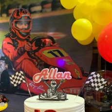 Allan Ferreira comemora 18 anos com festa intimista