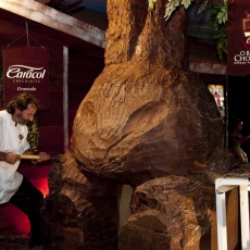 Coelho gigante de chocolate é esculpido em Gramado