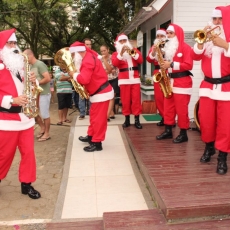 Papai Noel chega de centopeia em Forquilhinha