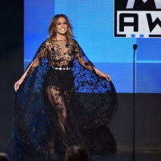 Jennifer Lopez arrasa em AMA