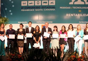 Vencedores do 2º Prêmio Fenabrave-SC de Jornalismo são premiados