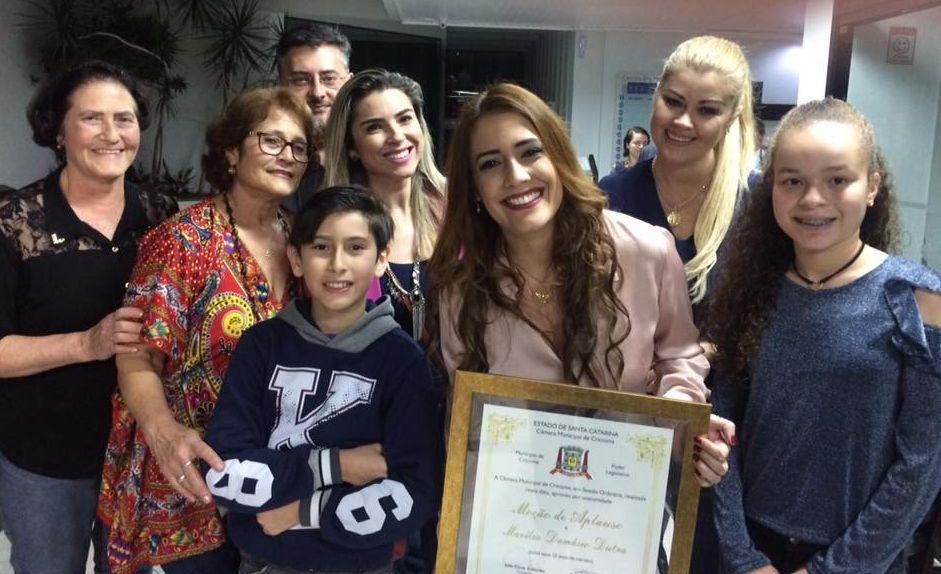 Cantora Marilia Dutra recebe homenagem pelos seus 10 anos de carreira