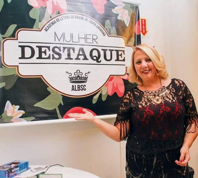 Sandra Pereira é homenageada com Troféu Mulher Destaque pela ALBSC