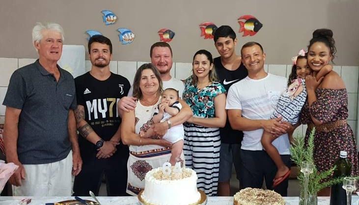 Lourdes Benedet reune familiares para a comemoração de seus 64 anos