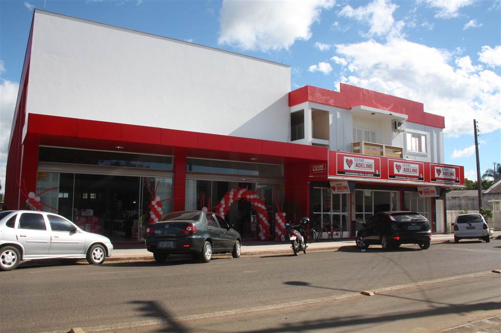 Família Zilli festeja 20 anos ampliando loja para 1800m²