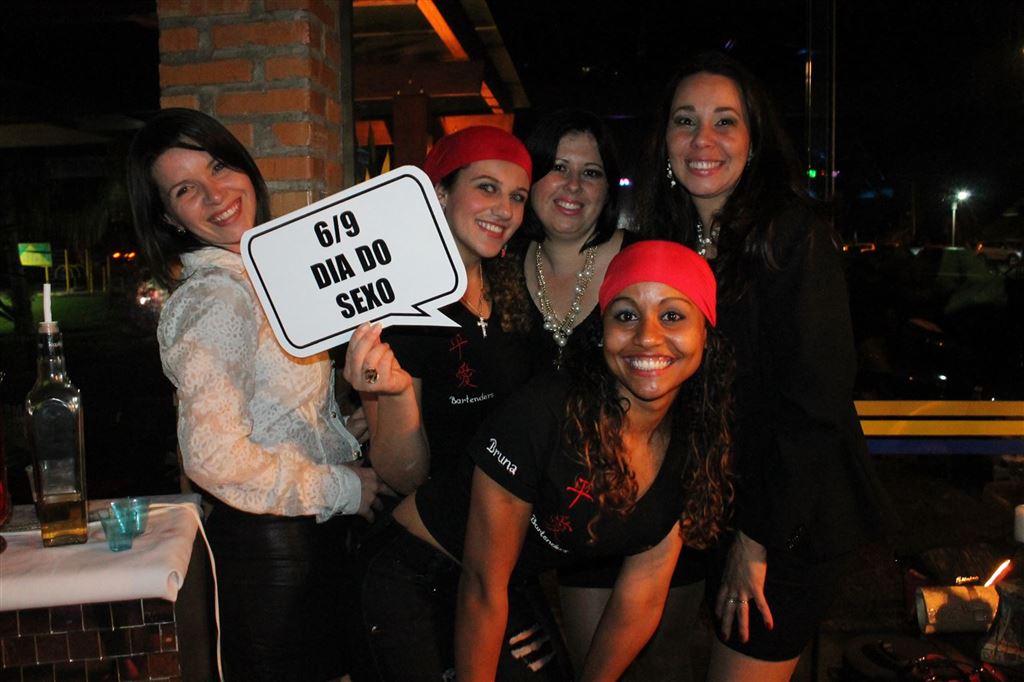 Mulheres se divertem em noite de festa só para elas