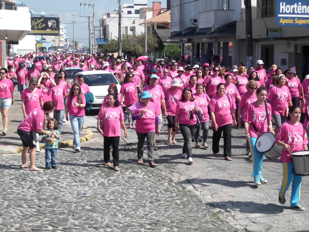 Mais de mil pessoas foram para as ruas, superando a expectativa dos anos anteriores