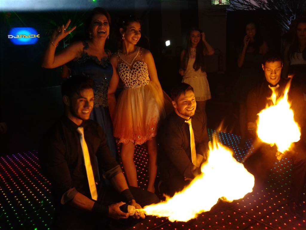 Maria Nunes e Adolfo Ferreira comemoram com a filha a festa dos sonhos