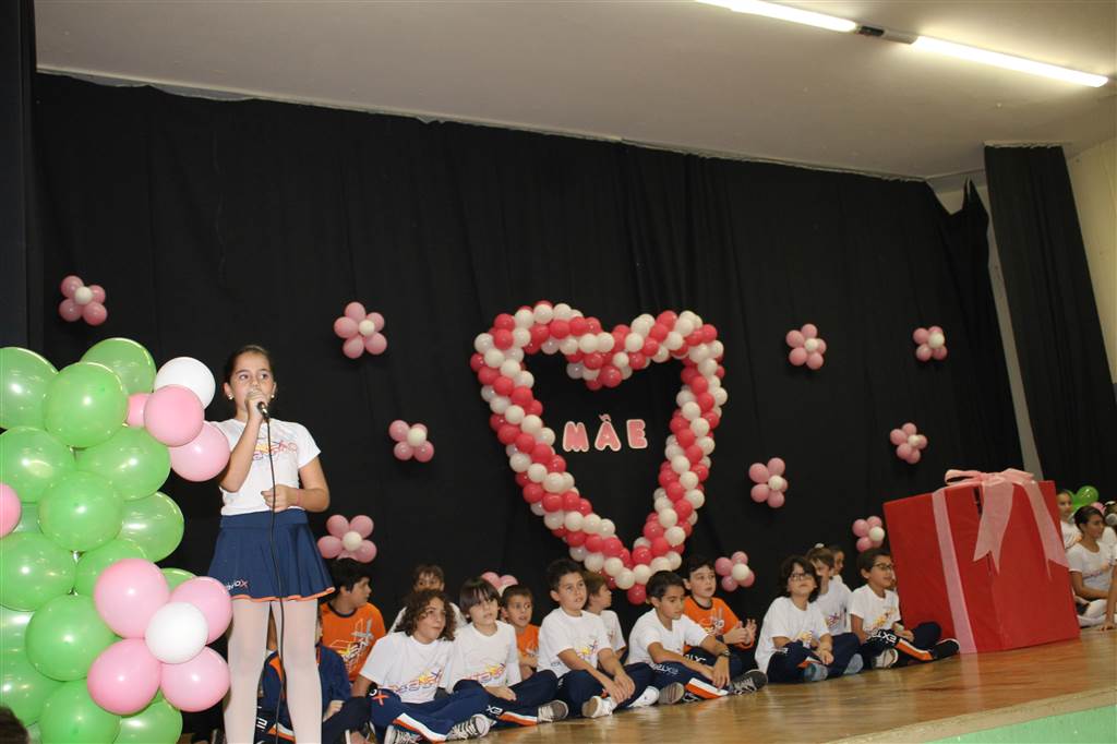 Em grande estilo alunos emocionaram mães no Teatro Célia Belizária