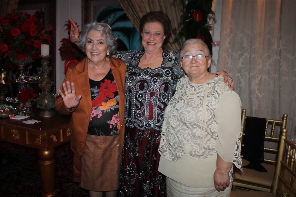 Ao lado da família, aniversariante comemorou os 70 anos em festa de máscaras