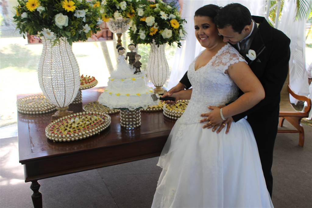 Em cenário paradisíaco, casal promete amor eterno