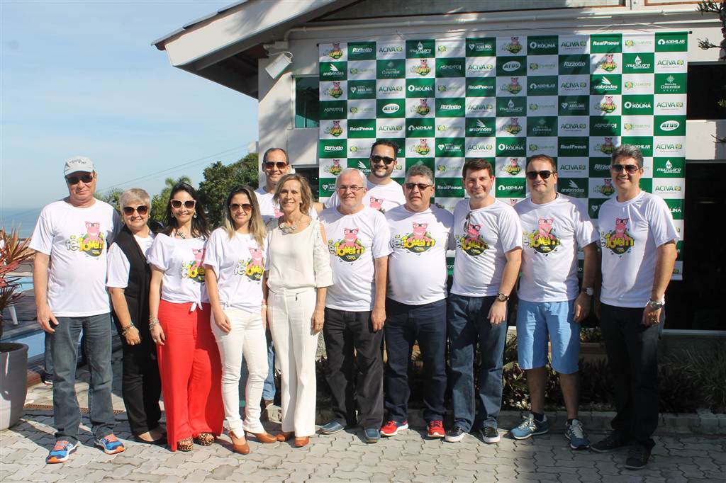 À beira da piscina, evento reuniu associados e convidados