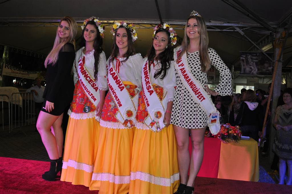 Rainha e princesas brilham no evento em Araranguá