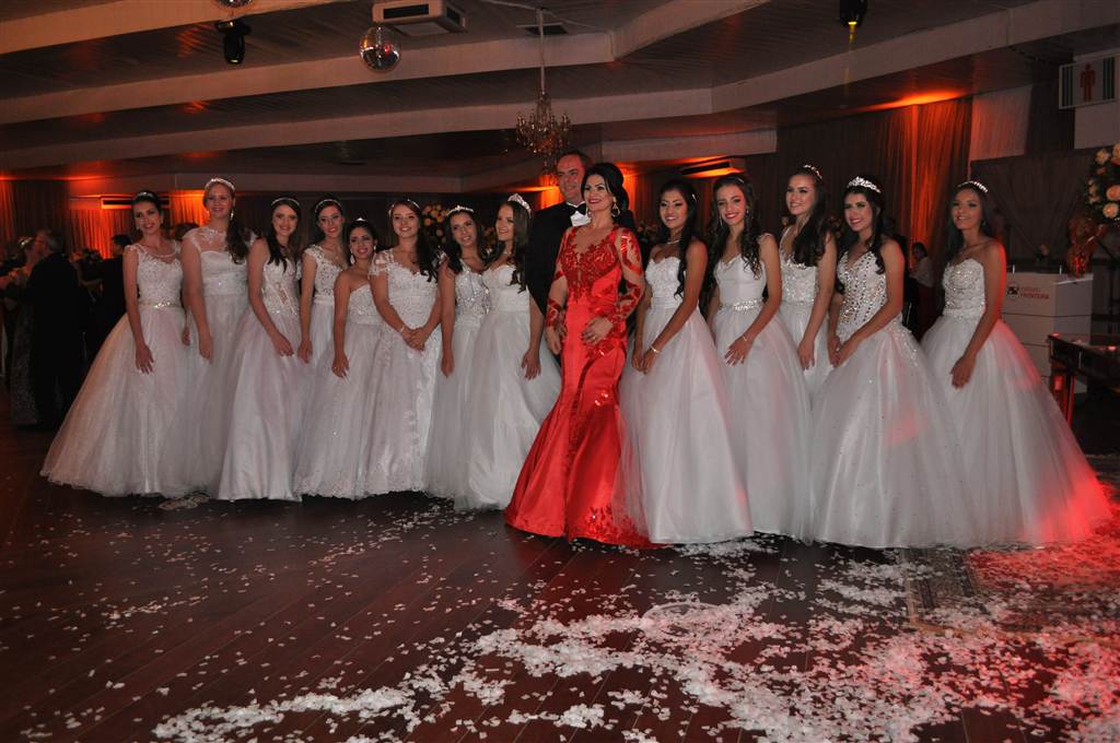 Em seus vestidos brancos, 15 garotas brilham no Grêmio Fronteira