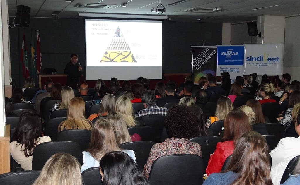 Evento com atualizações de moda para empresários, designers e profissionais do sul catarinense