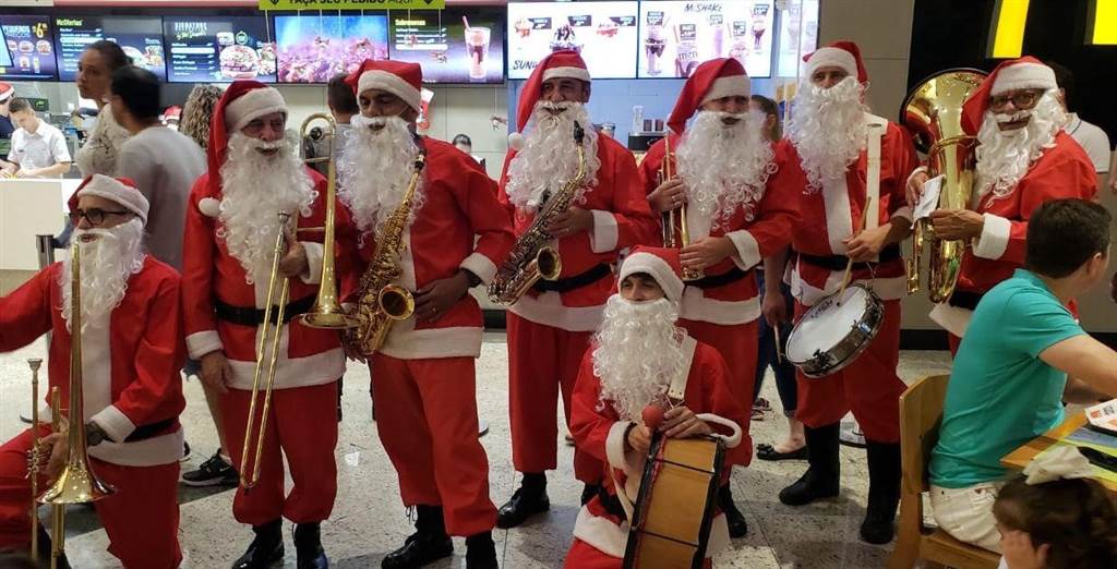 Grupo de Papai Noel agita o Nações Shopping para o clima de Natal