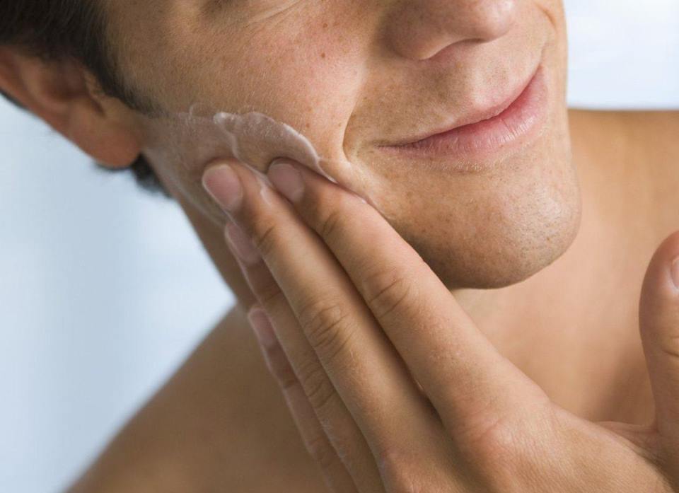 O procedimento cirúrgico visa suavizar cicatrizes de acnes ou rugas faciais