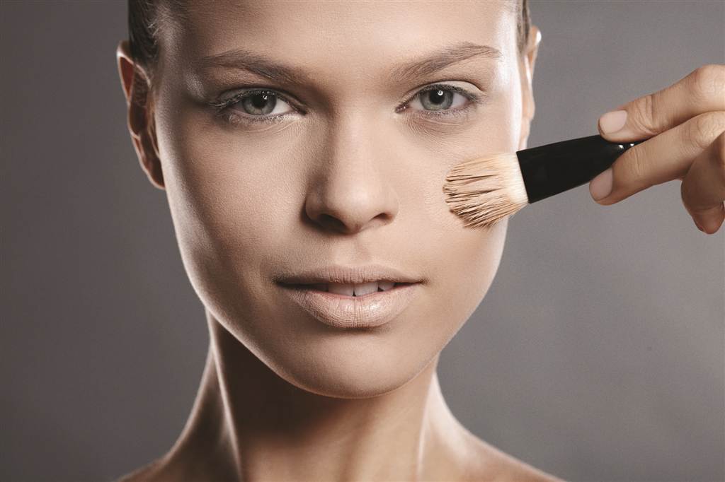 Aprenda o jeito certo de fazer a maquiagem facial parecer natural e impecável