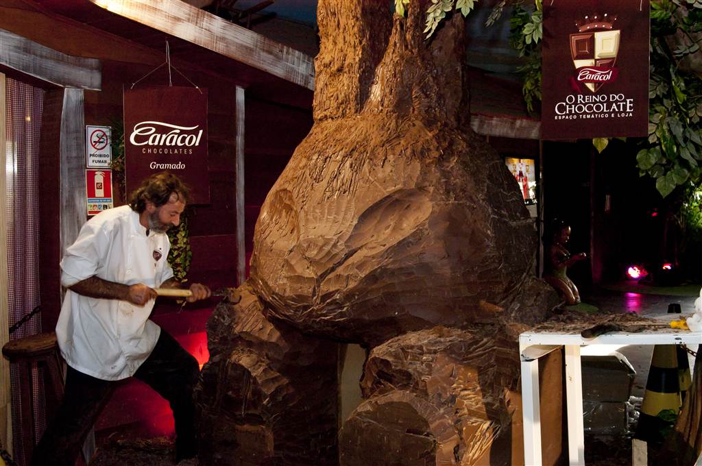 Caracol Chocolates produz, ao vivo, a escultura de um coelho de mais de duas toneladas