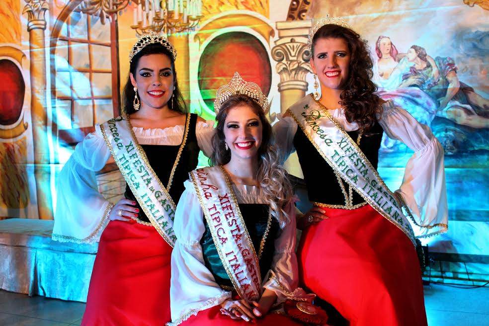 Meninas, que agora fazem parte da realeza veneziana, foram escolhidas entre 10 candidatas