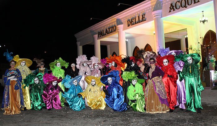 Mistério, luxo e mascarados fazem parte do tradicional evento