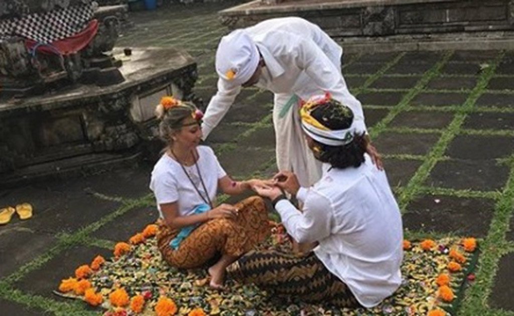 Casal selou matrimônio na paradisíaca paisagem de Bali - Indonésia