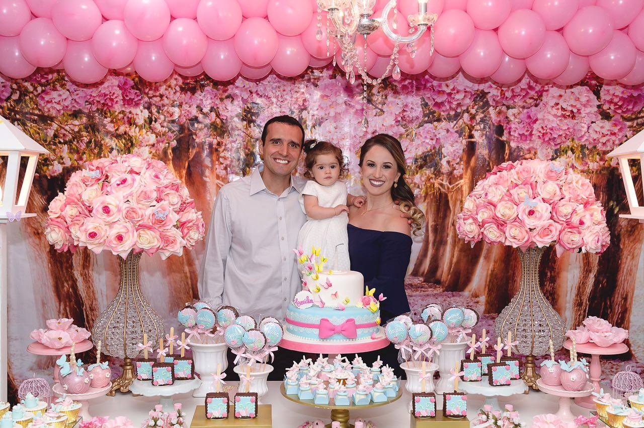 Festa com tema de rosas para a pequena e encantadora princesinha