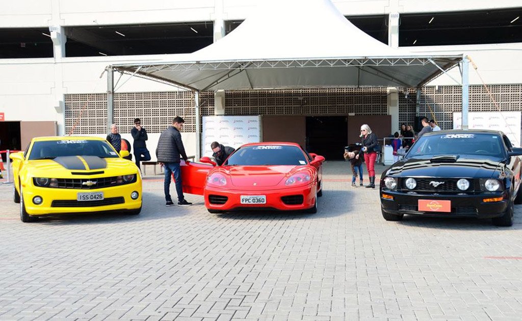 Clientes ganhadores da promoção Circuito Super Carros pilotaram algumas das lendas do asfalto neste fim de semana, em Tubarão