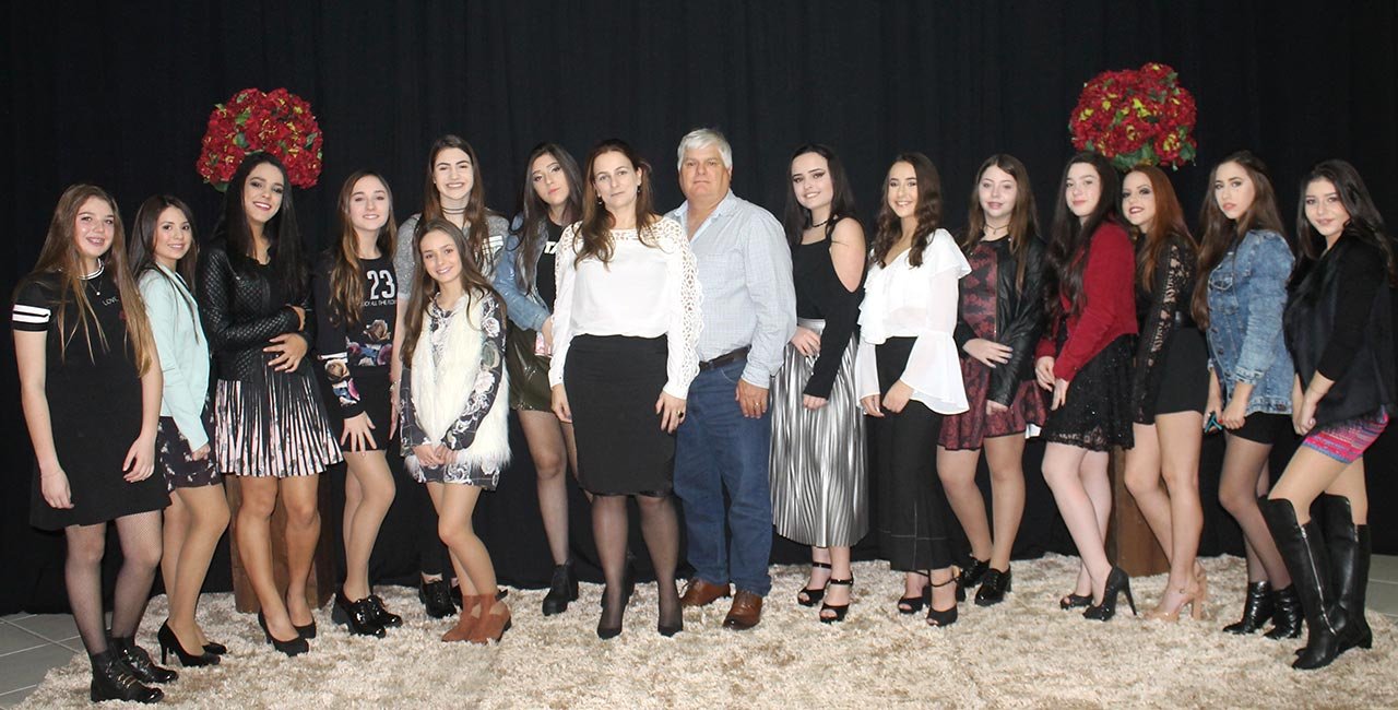 Em primeiro encontro as meninas conhecem o casal patrono