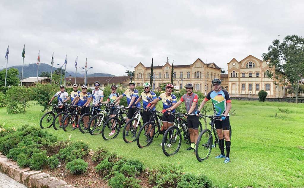 Grupo de amigos da Araras Bike exploram as exuberantes paisagens do vale 