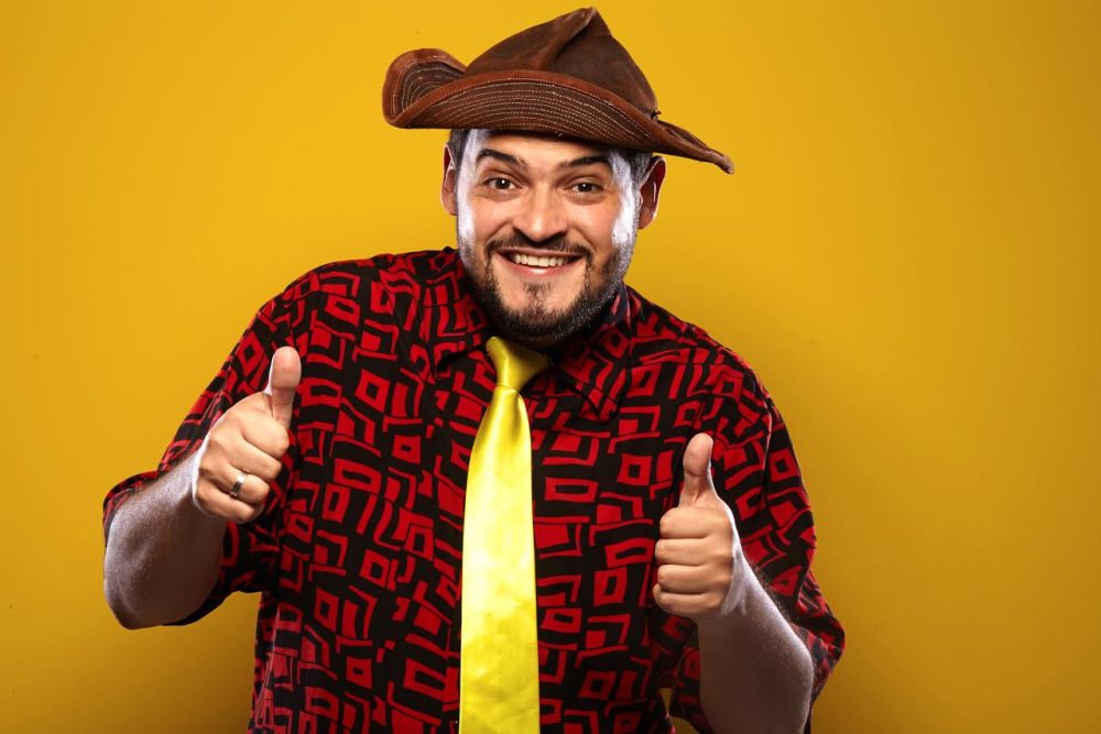 Comediante Matheus Ceará, se apresentará no Teatro Elias Angeloni, em Criciúma