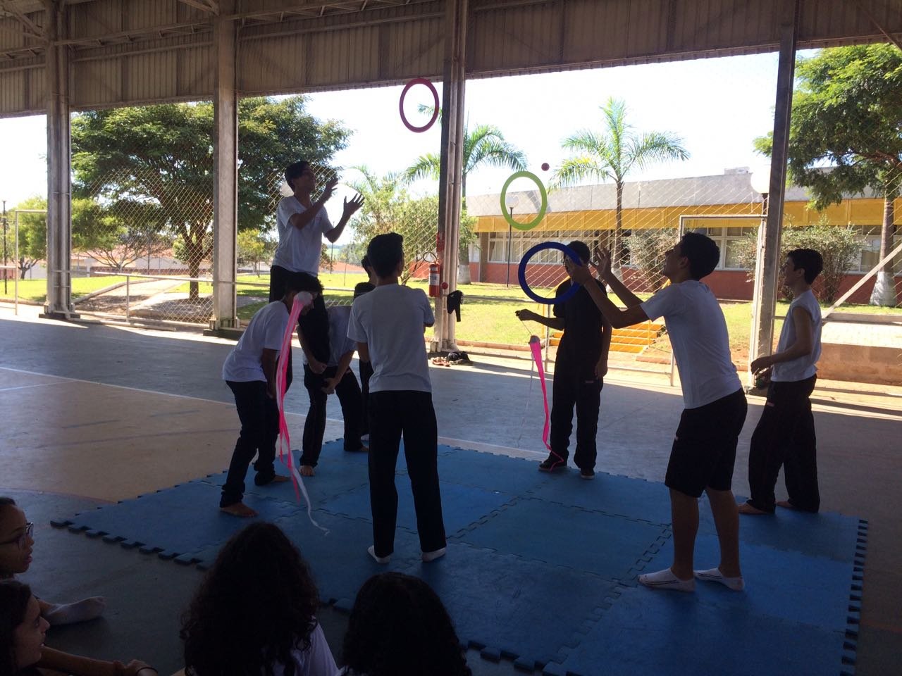 As crianças aprenderão malabares, equilíbrio, acrobacias, e outras atividades