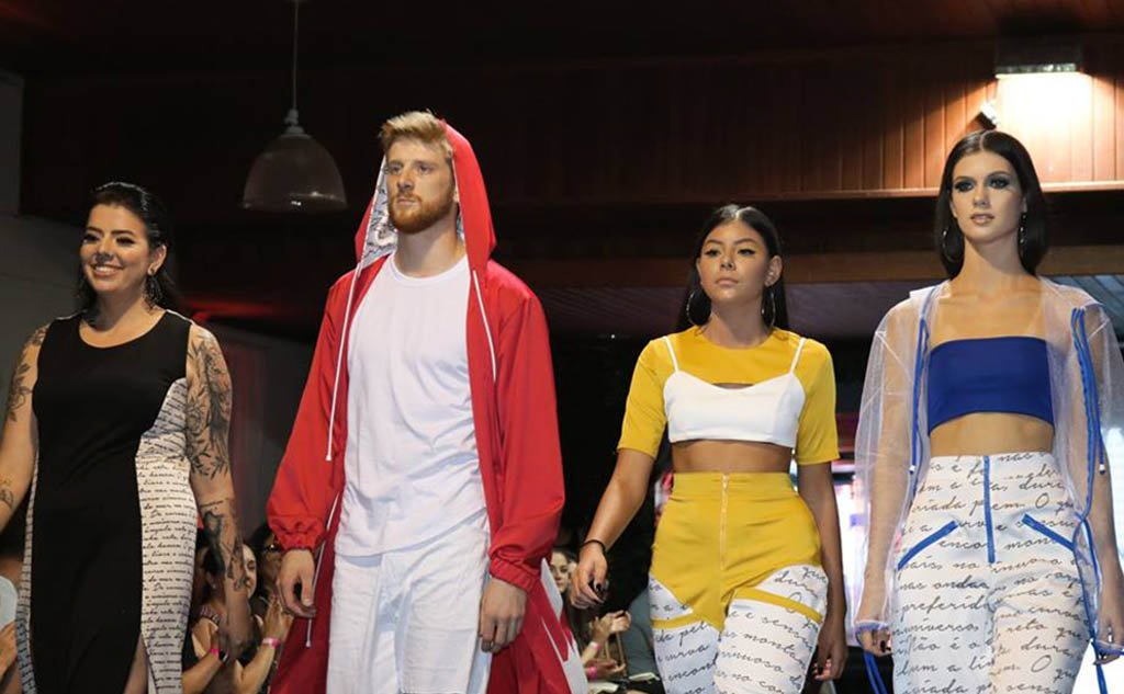 Desfile apresentou à comunidade de Araranguá criações das acadêmicas do Curso Superior em Design de Moda do IFSC.