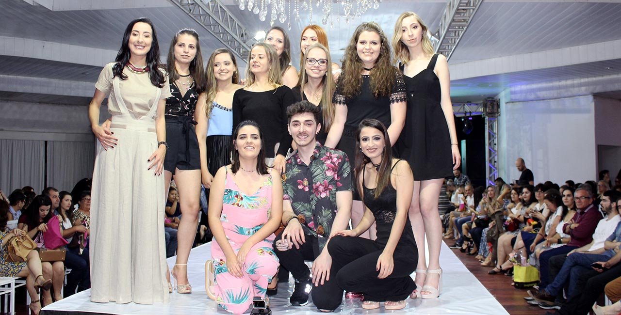 Desfile marca encerramento do ano letivo e a semana de atividades do curso de moda