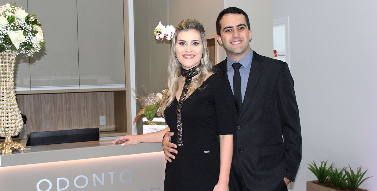 Casal empreendedor Filipe Farias João e Gessyca Jeronimo brindam inauguração