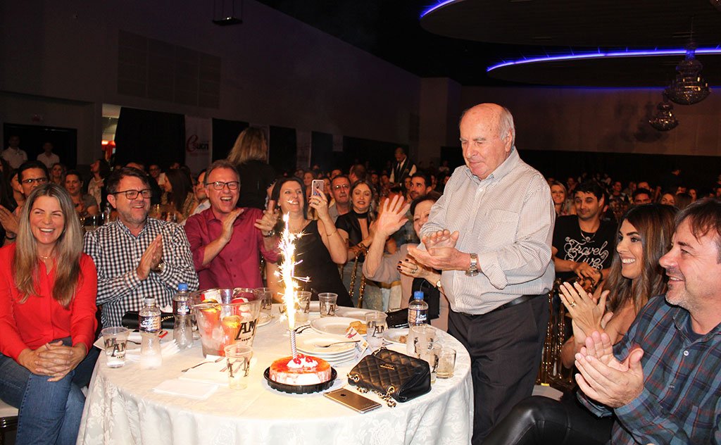 Surpreendido durante o evento, empresário recebe coro de parabéns