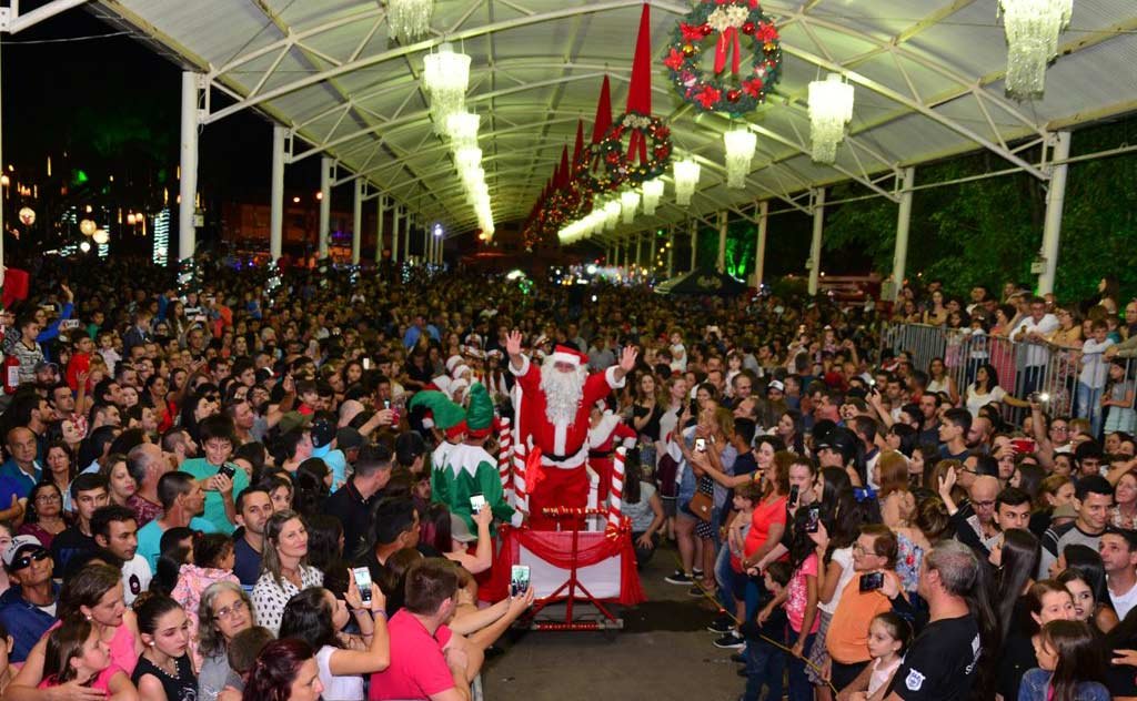 Mais de 10 mil pessoas lotam a praça da cidade na abertura da festa