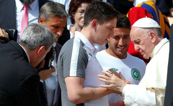 O goleiro Jakson Follmann e o lateral Alan Ruschel encontraram o pontífice