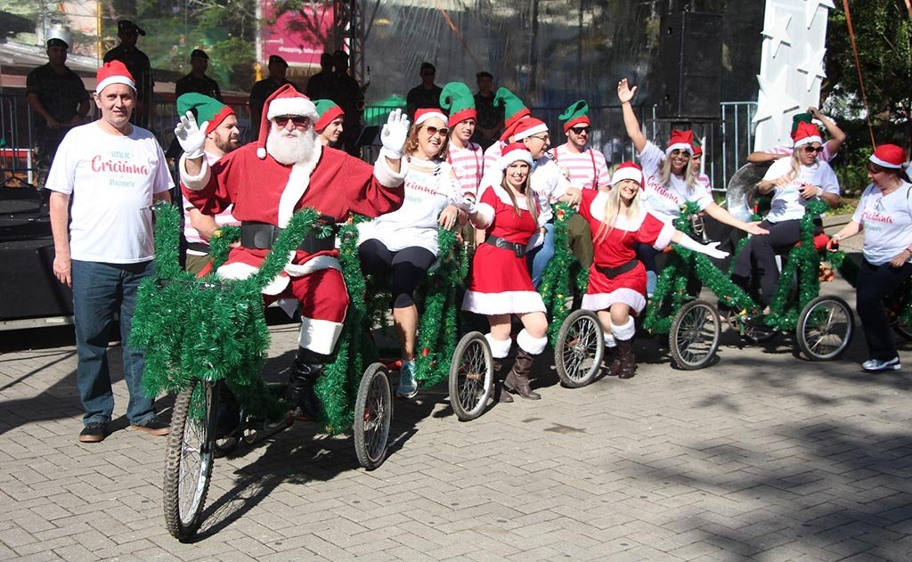 evento reuniu vários ciclistas, com suas bicicletas decoradas, na Praça Nereu Ramos