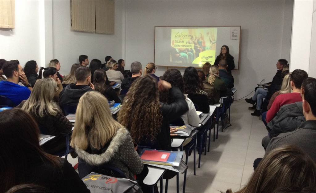 Alunos, professores e convidados são recepcionados com coquetel de boas-vindas