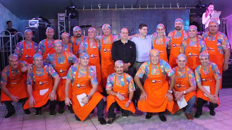 Evento descontraído com ar tropical e boa gastronomia nas piscinas externas do clube