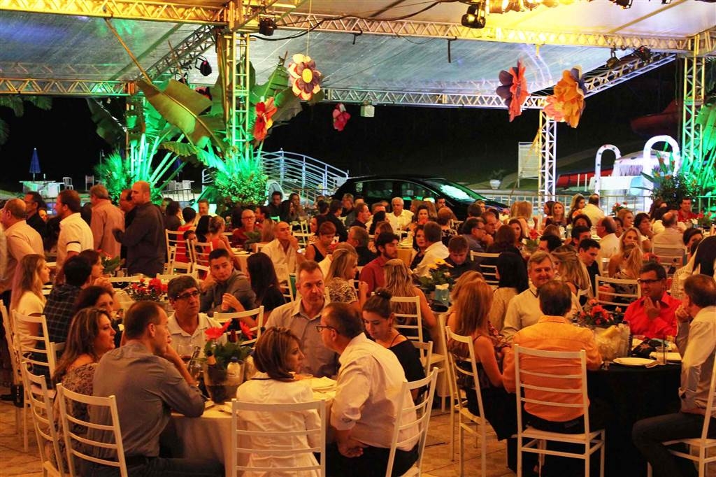 O estilo tropical invade a tradicional festa do clube nesse sábado