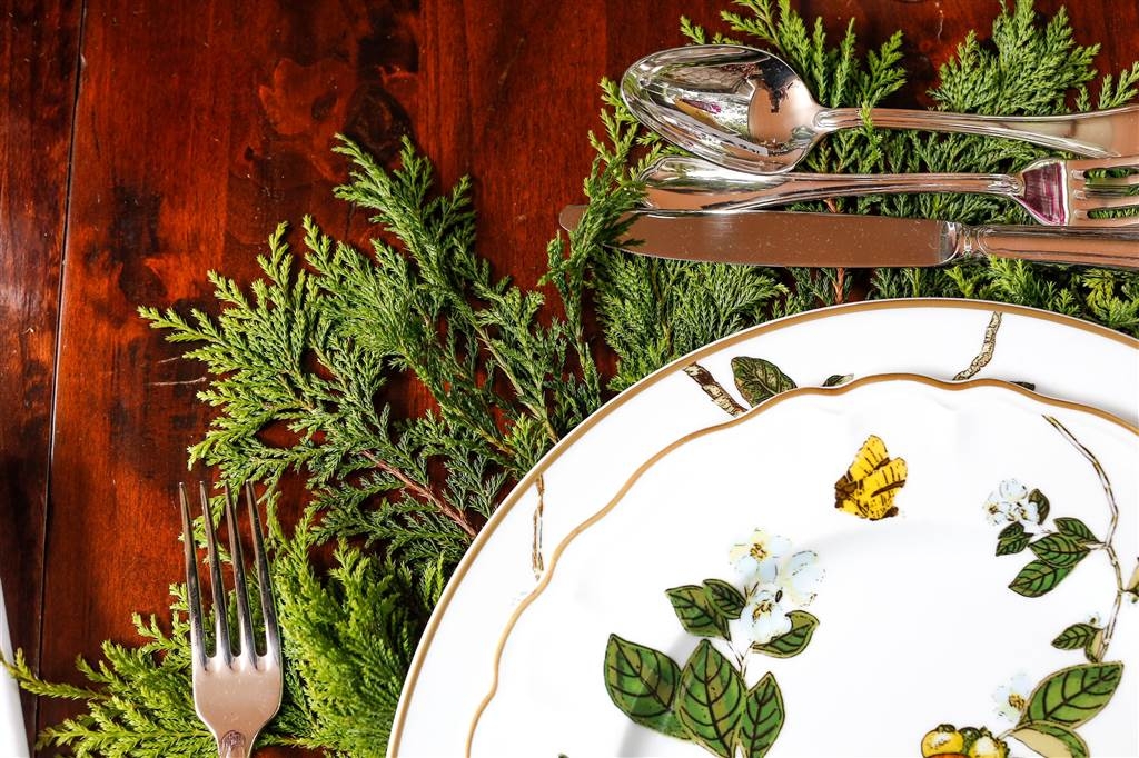 Que tal sair do óbvio e ousar um pouco na hora de decorar a sua mesa para ceia de Natal?