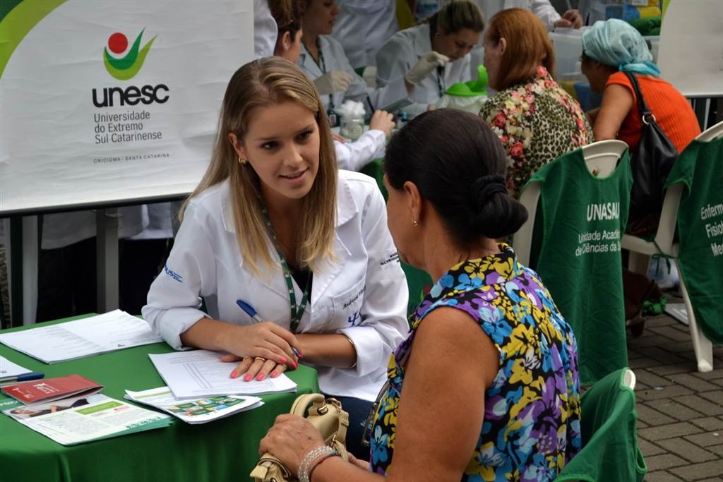 Atividades ocorrem na Praça Nereu Ramos e na Universidade